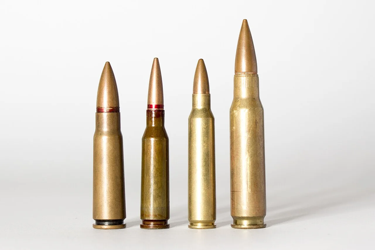 Сравнение промежуточных патронов 7.62x39, 5.45x39, 5.56x45 и 7.62x51 NATO, выставленных в ряд на светлом фоне