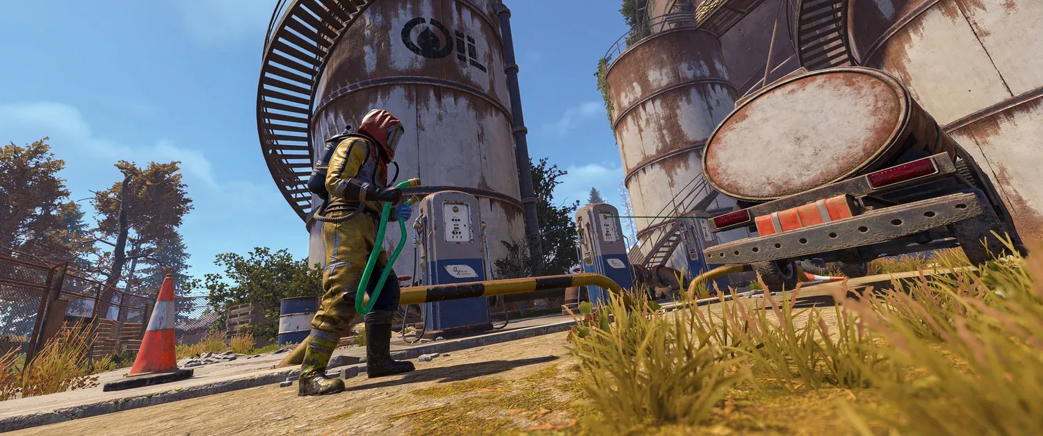 Игрок заправляет цистерну транспорта на заправке в Rust