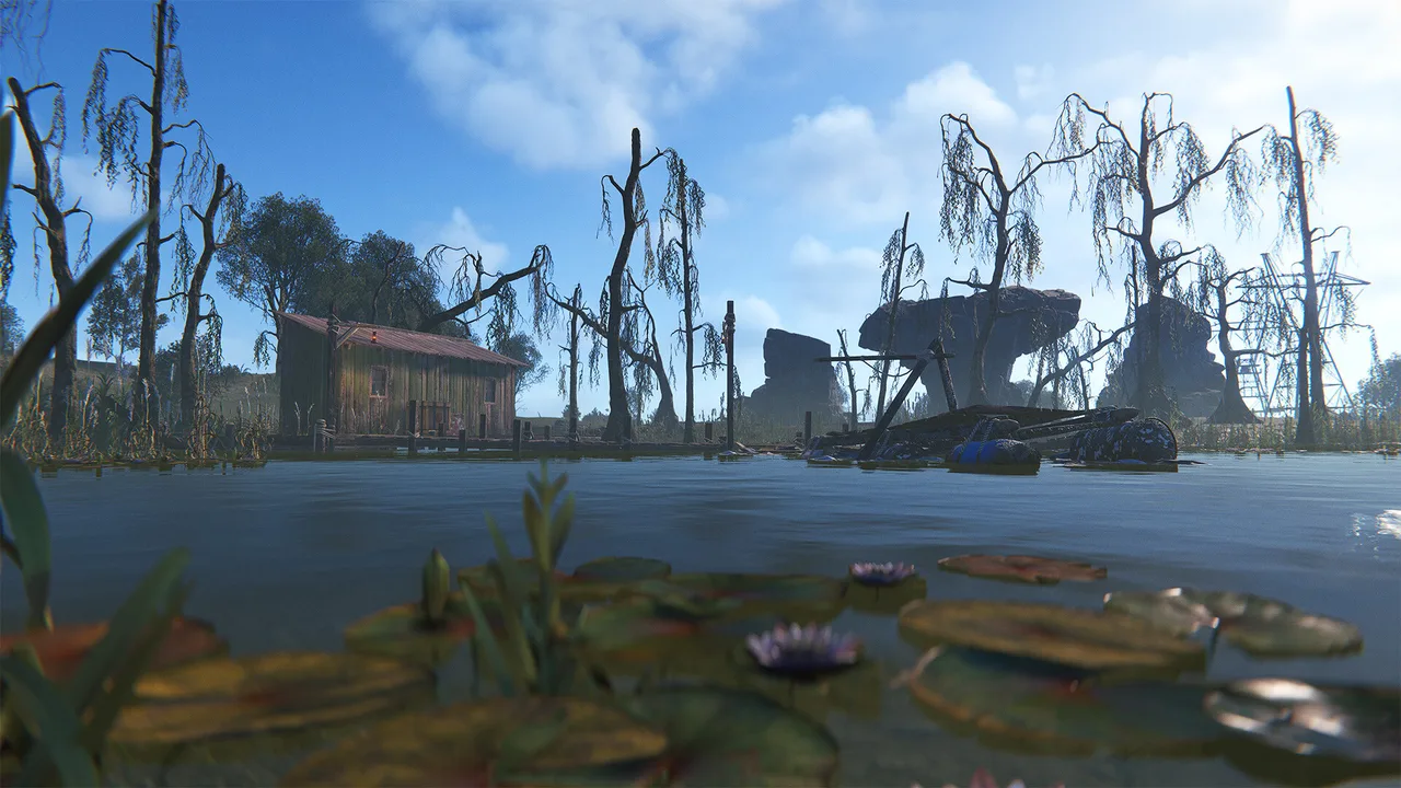 Болотный биом в Rust: кувшинки на воде, деревянная хижина на сваях и скальные формации вдали — сцена с водой и дальней прорисовкой