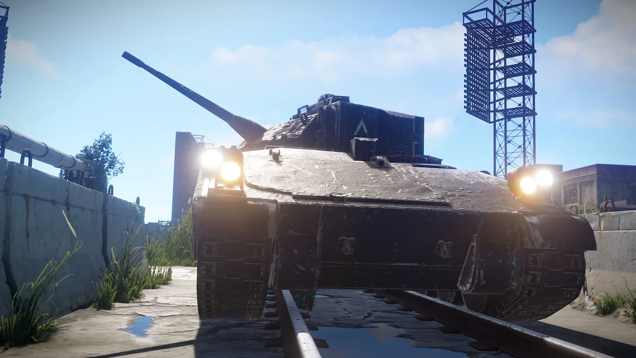 Бронемашина Брэдли в Rust едет по рельсам ракетной базы с включёнными фарами, ствол пушки поднят вверх