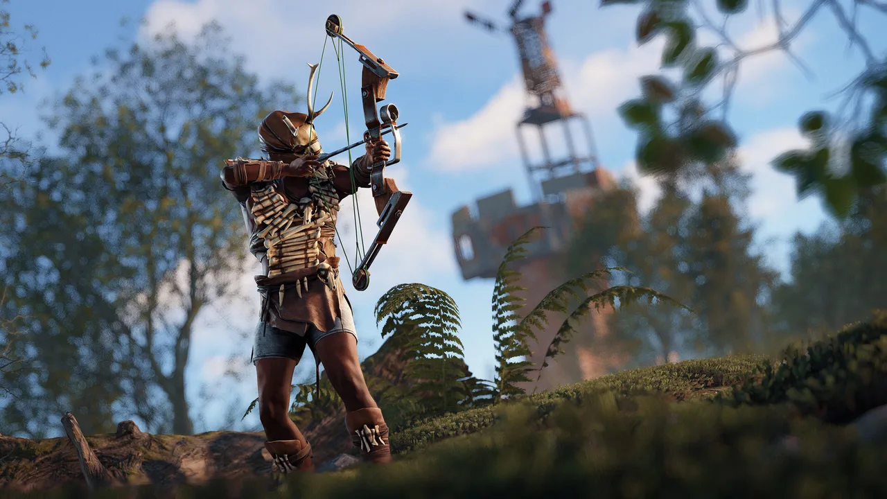 Самодельная деревянная база-вышка на лесистом холме в Rust, рядом выживший с самодельным луком целится в сторону строения