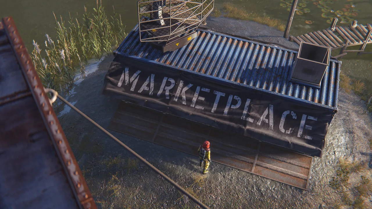 Здание дрон-маркета Marketplace в Rust с вышкой приёма дронов на крыше и игроком в жёлтом комбинезоне у входа