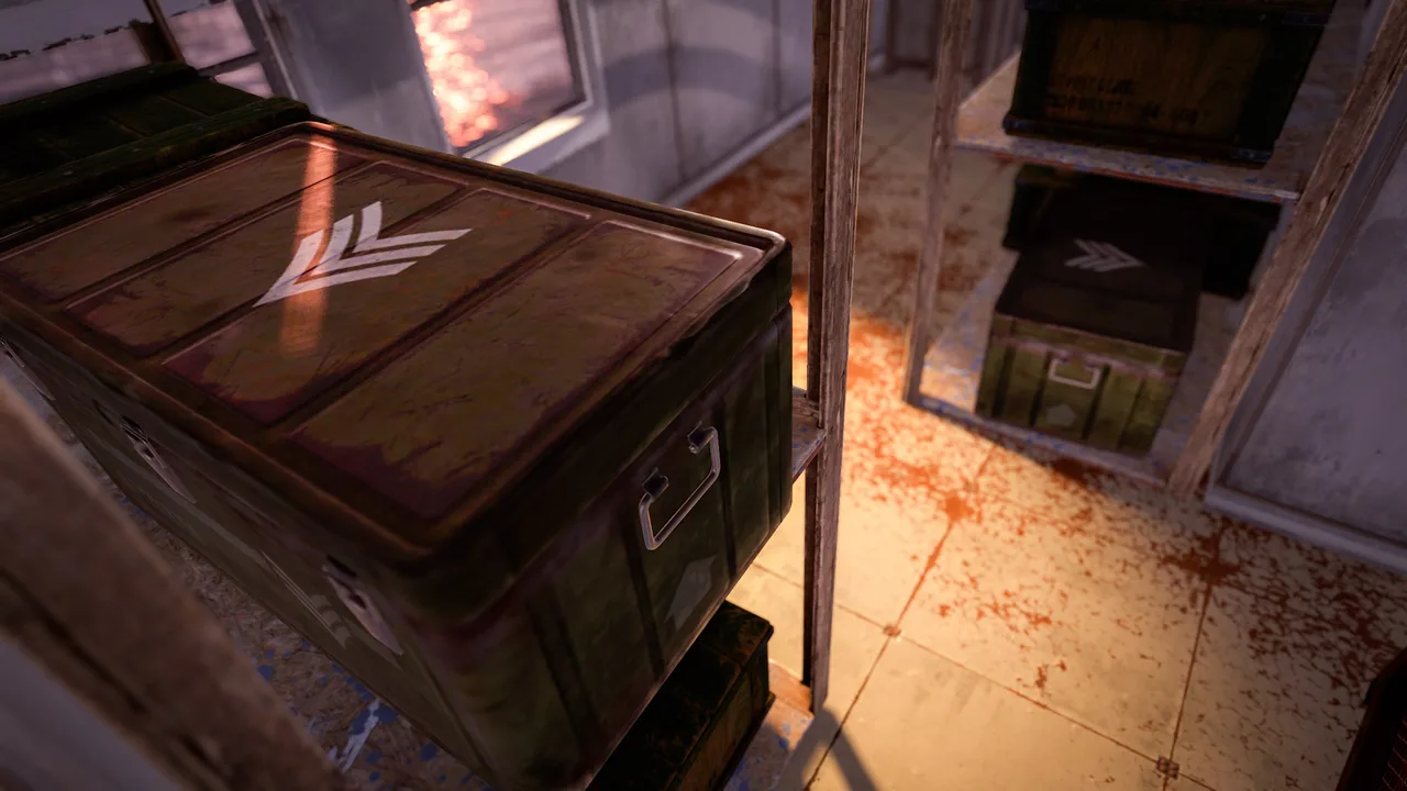 Элитные ящики с шевронами на стеллажах в комнате монумента Rust — из них с шансом падает продвинутый фрагмент