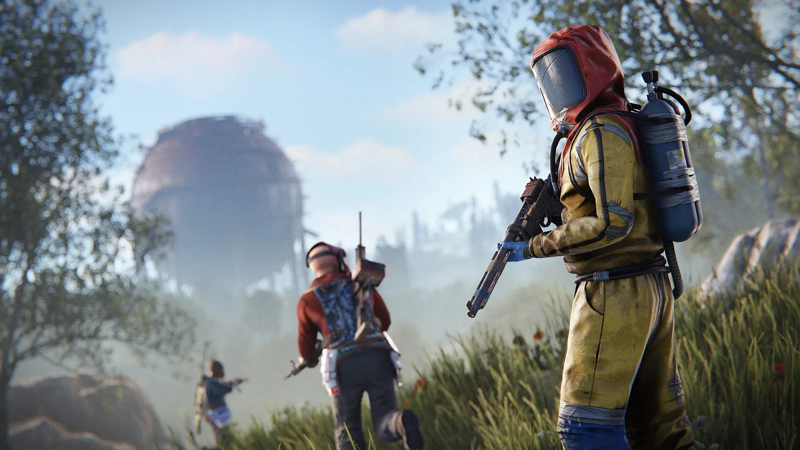Группа игроков в химзащите идёт к монументу в Rust перед рейдом