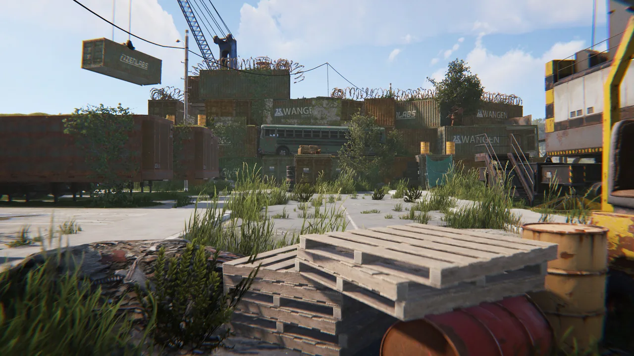 Контейнеры, кран и колючая проволока в порту Rust — укреплённая точка рядом с местом швартовки карго
