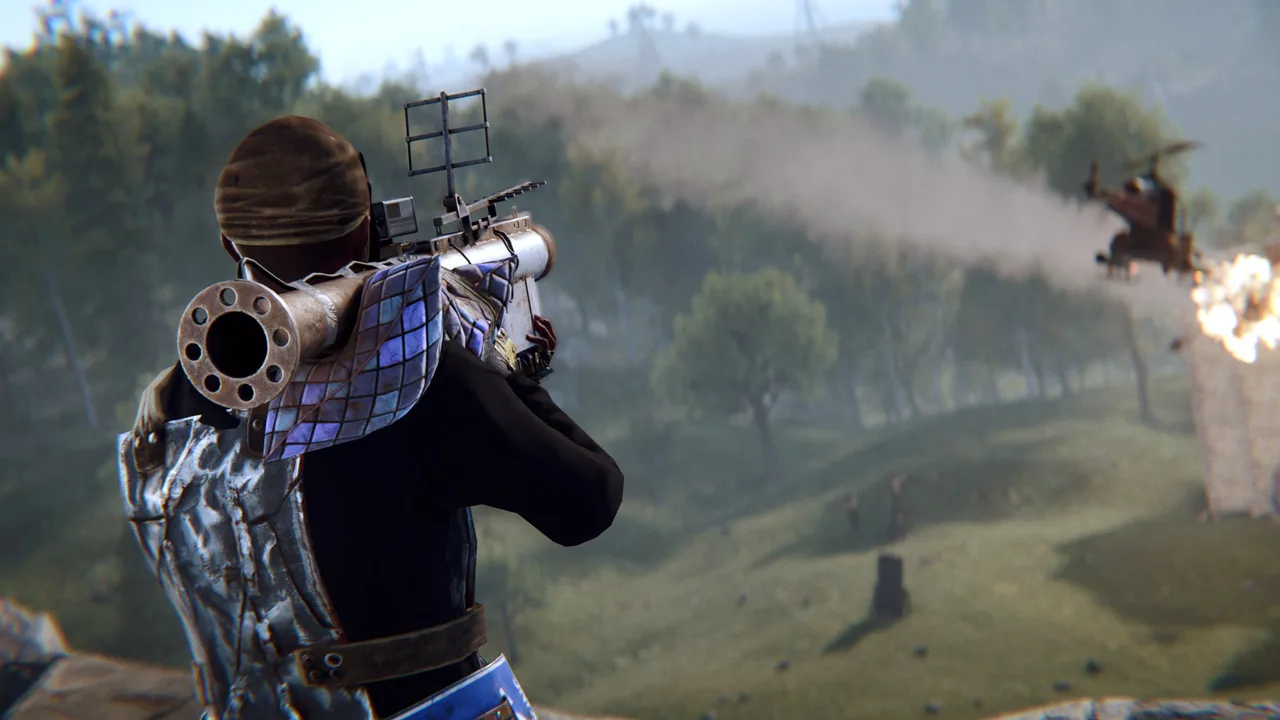 Игрок в Rust с самонаводящимся ракетомётом на плече выпускает ракету по боевому вертолёту над лесистыми холмами