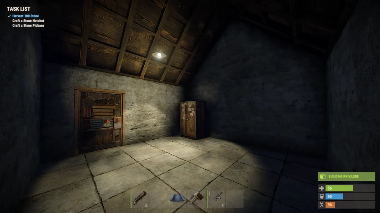 Каменная комната в Rust с железной дверью, шкафом с инструментами у стены и плашкой Building Privilege внизу экрана