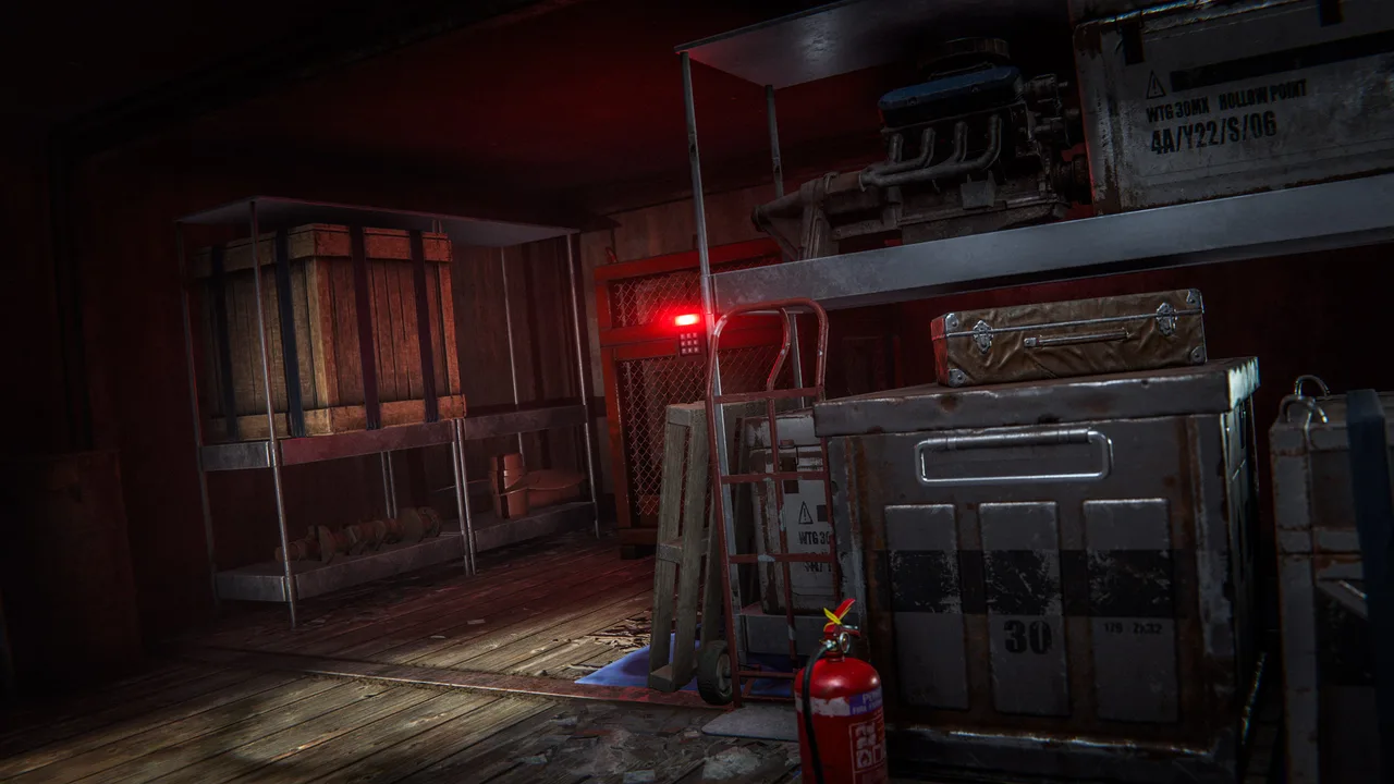 Тёмный трюм корабля-призрака в Rust: деревянные ящики на стеллажах, армейские кофры и клетка с кодовым замком
