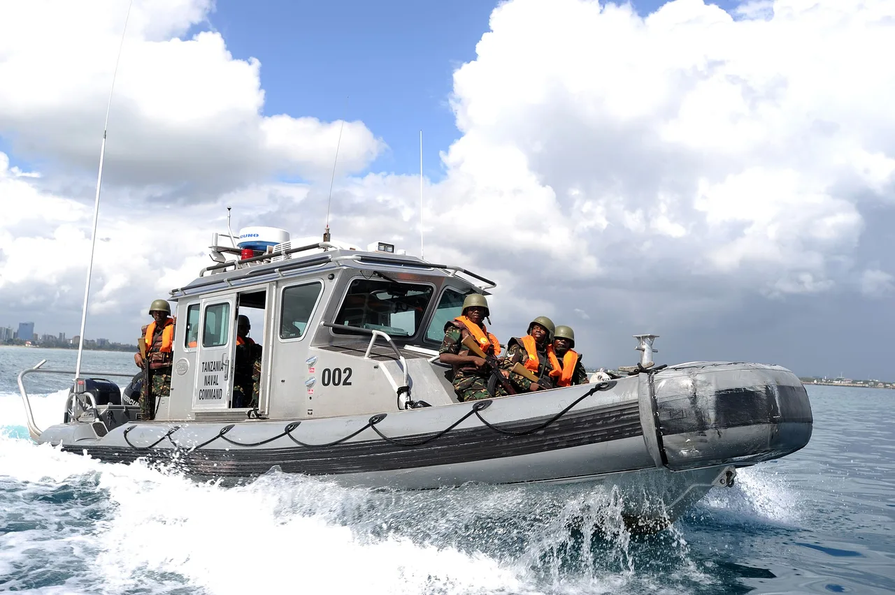 Надувная лодка с жёстким корпусом RHIB с вооружённым экипажем на полном ходу поднимает пенный след в прибрежных водах