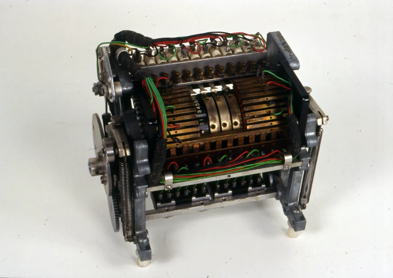 Электромеханический блок памяти калькулятора IBM 602A: контактные пластины, цифровой барабан и разноцветные провода на раме