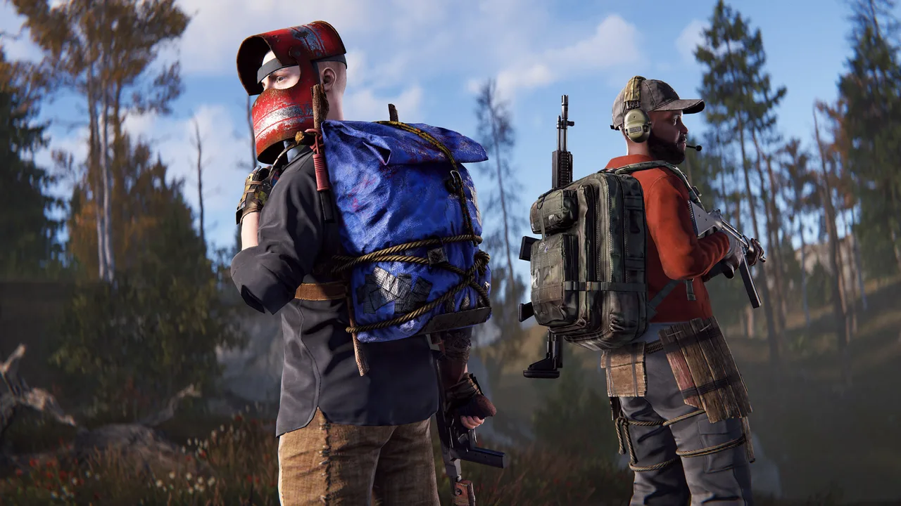 Два игрока Rust со спины: синий тканевый рюкзак на 12 слотов и военный камуфляжный рюкзак на 28 слотов с винтовкой