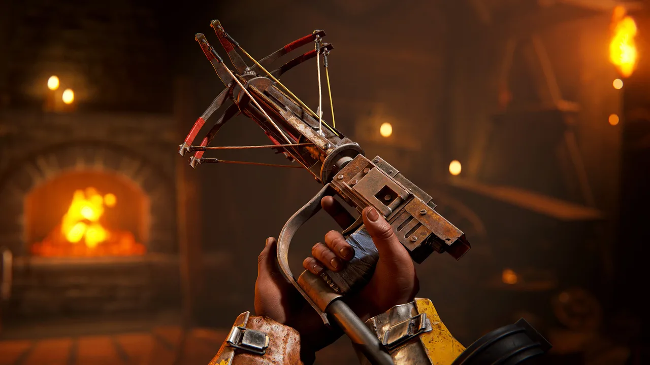 Мини-арбалет Rust с барабаном на четыре болта в руках игрока, вид от первого лица на фоне деревянных построек