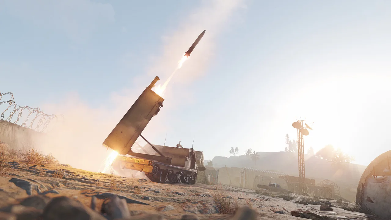 Грузовик MLRS на заброшенной военной базе Rust: пакет из двенадцати направляющих на шасси в песчаном камуфляже