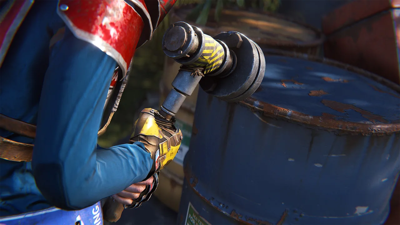 Молоток от первого лица в Rust крупным планом: им поднимают тир блока и чинят повреждённые стены базы