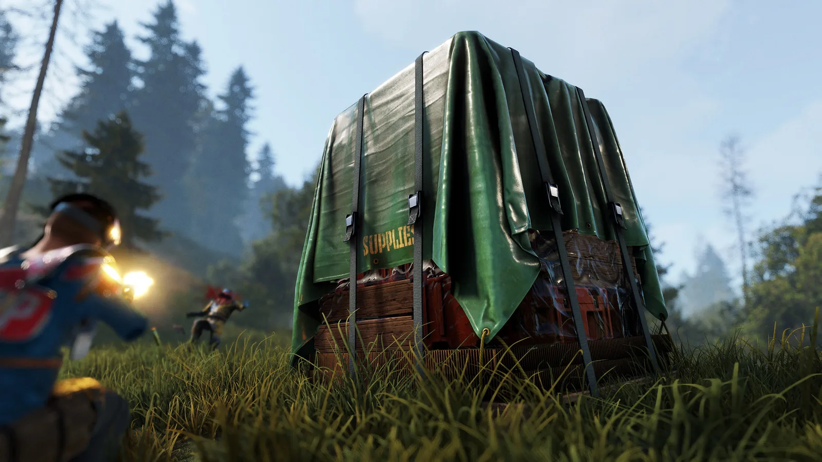 Игрок обороняет базу в Rust: постройка под тентом и защитник, отстреливающийся от нападающего