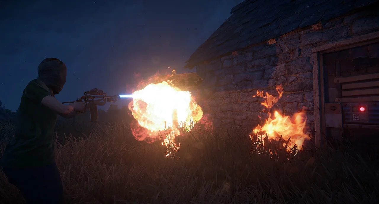 Игрок стреляет из огнемёта в Rust ночью: огненный шар поджигает сухую траву у каменного дома с металлической дверью