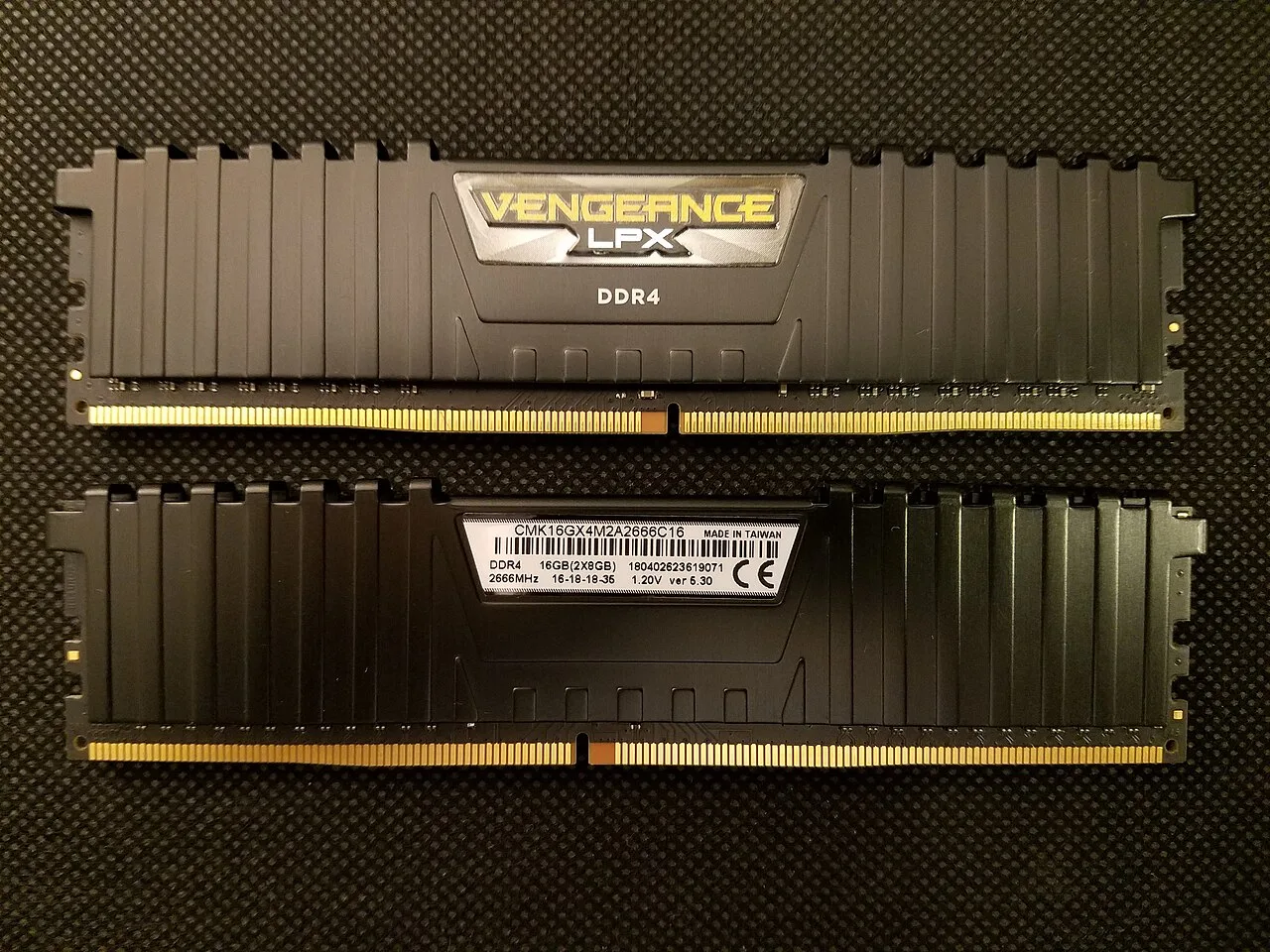 Два модуля оперативной памяти DDR4 Corsair по 8 ГБ — объём, на котором сентябрьские правки Rust экономят до 250 МБ