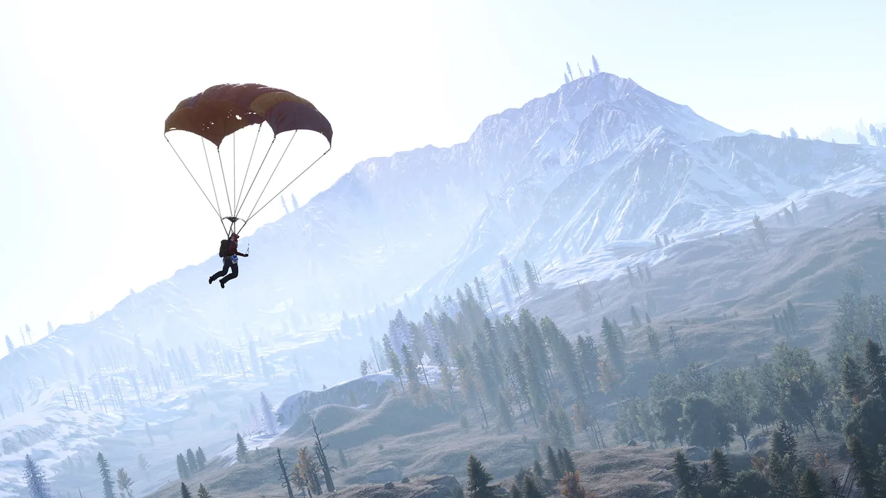 Игрок Rust под раскрытым тёмным куполом парашюта спускается над заснеженной горой и хвойным лесом