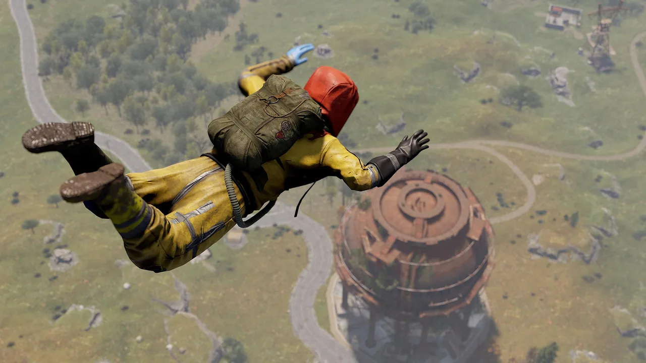 Игрок Rust в жёлтом хазмате с зелёным ранцем парашюта за спиной в свободном падении над ржавой водонапорной башней