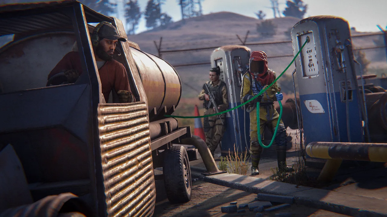 Игроки в Rust сливают сырую нефть в цистерну на модуле-танкере: один в костюме химзащиты держит шланг, второй прикрывает его с автоматом