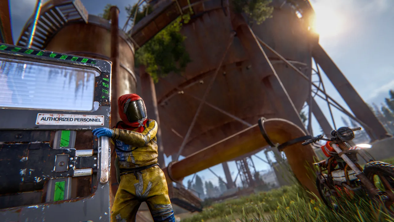 Игрок в жёлтом хазмате у зелёного переработчика возле Купола в Rust, рядом стоит мотоцикл, над головой ржавые трубы