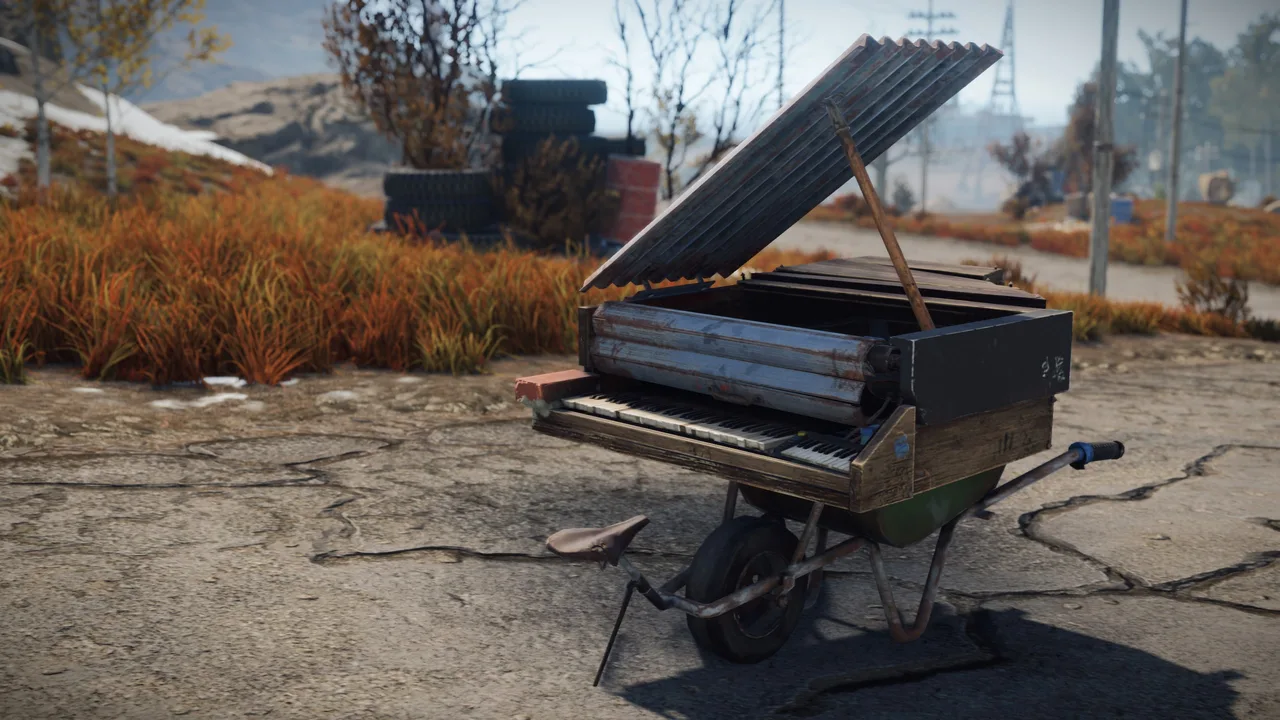 Пианино Wheelbarrow Piano из Instrument Pack в Rust: клавиши в деревянном корпусе на садовой тачке с жестяной крышкой