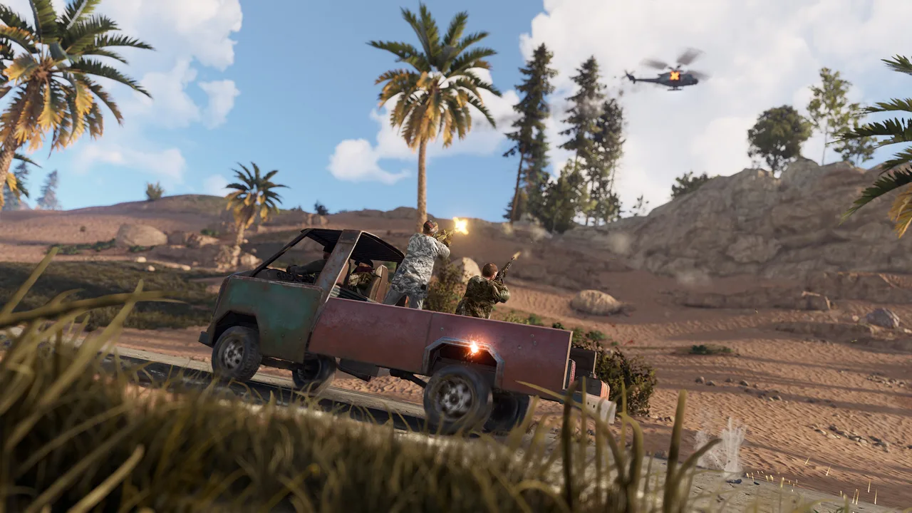 Пикап в Rust едет по пустынной дороге, двое игроков ведут огонь из кузова, над скалами кружит патрульный вертолёт