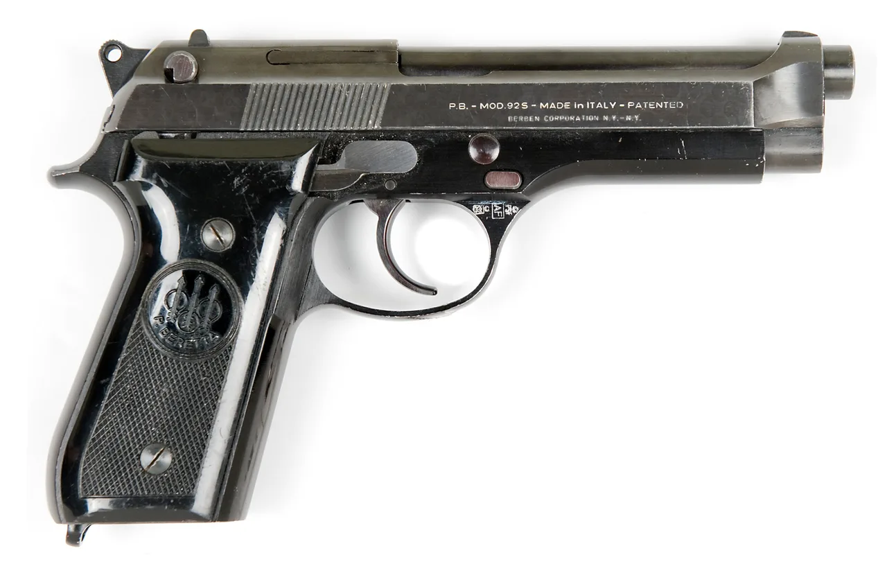 Пистолет Beretta 92S на белом фоне, вид сбоку со стороны затвора — прообраз трофейного пистолета M92 в Rust