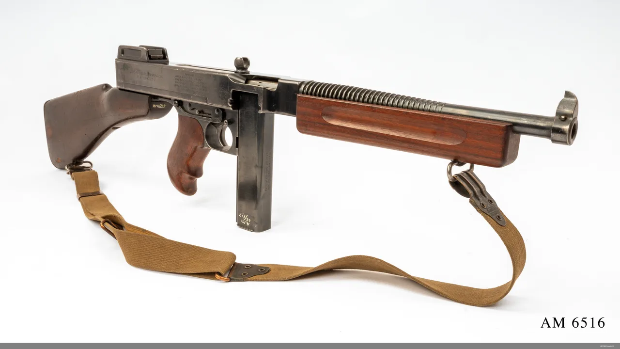 Пистолет-пулемёт Thompson M1928 с коробчатым магазином и деревянным цевьём — прообраз Thompson из Rust