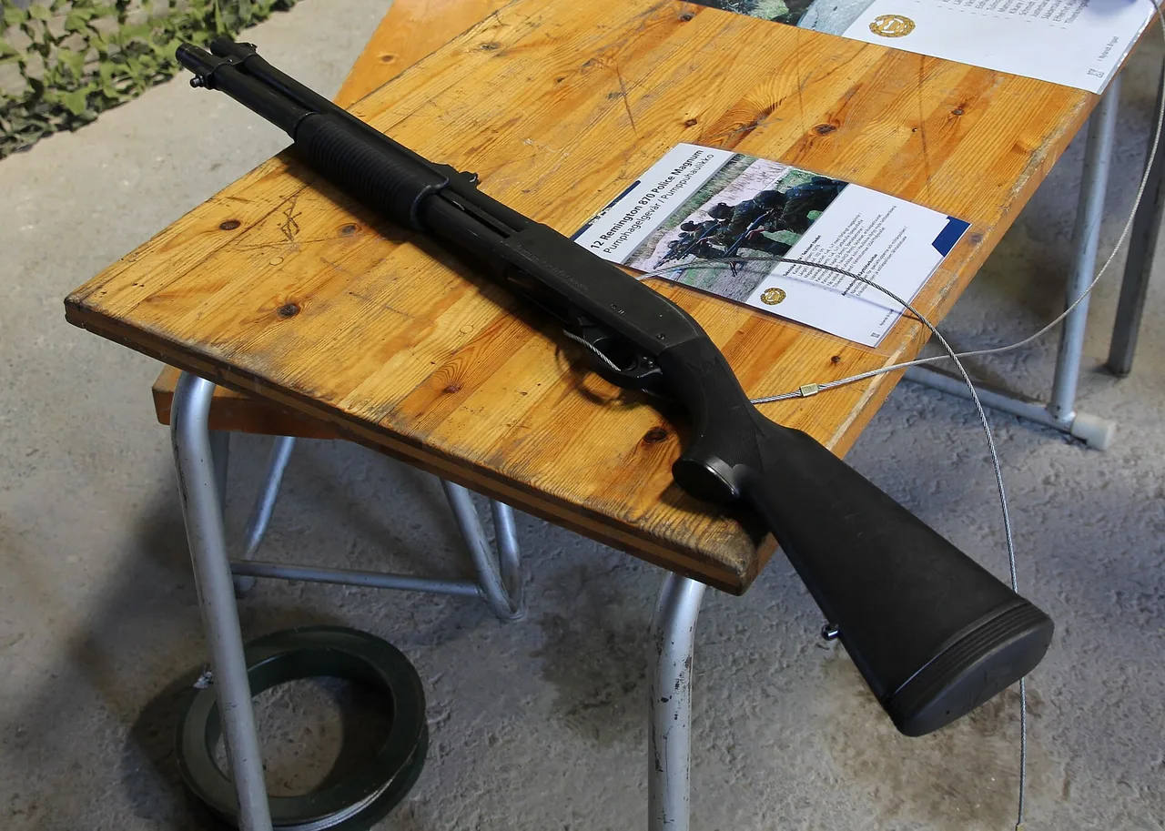Помповый дробовик Remington 870 Police Magnum на стойке с оружием — реальный прототип Pump Shotgun из Rust