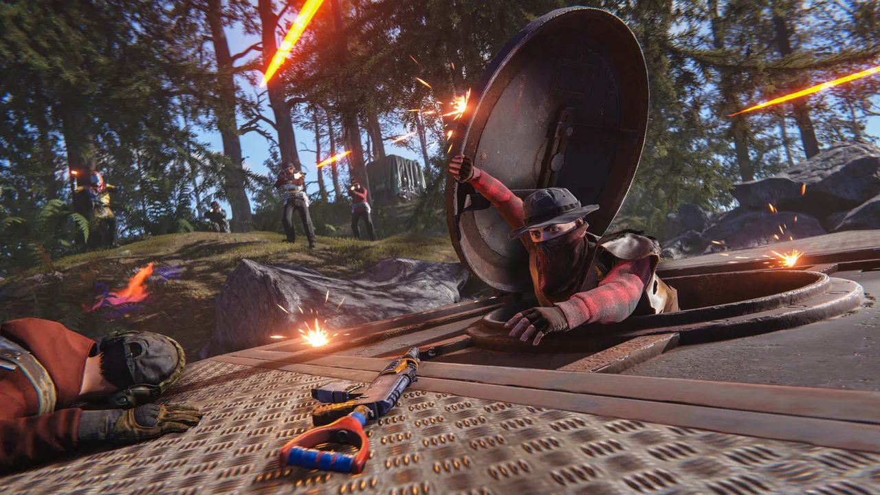 Игрок Rust вылезает из бронированного люка на крыше базы под трассирующим огнём, рядом на настиле лежит убитый противник и автомат