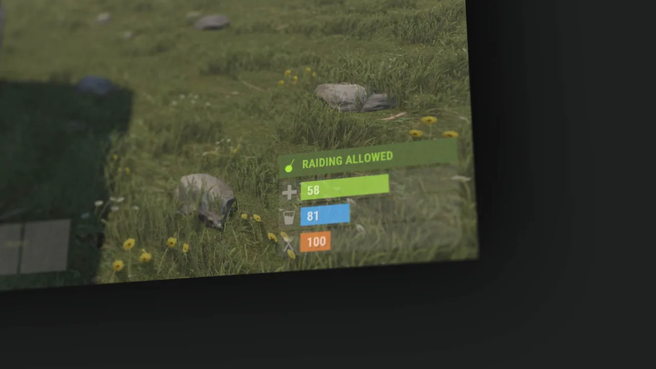 Интерфейс режима Softcore в Rust: плашка Raiding Allowed над полосками здоровья, воды и еды на фоне травы