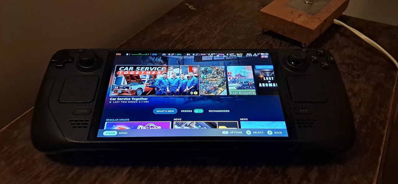 Портативная консоль Steam Deck OLED с главным экраном SteamOS — на этой системе Rust официально не запускается