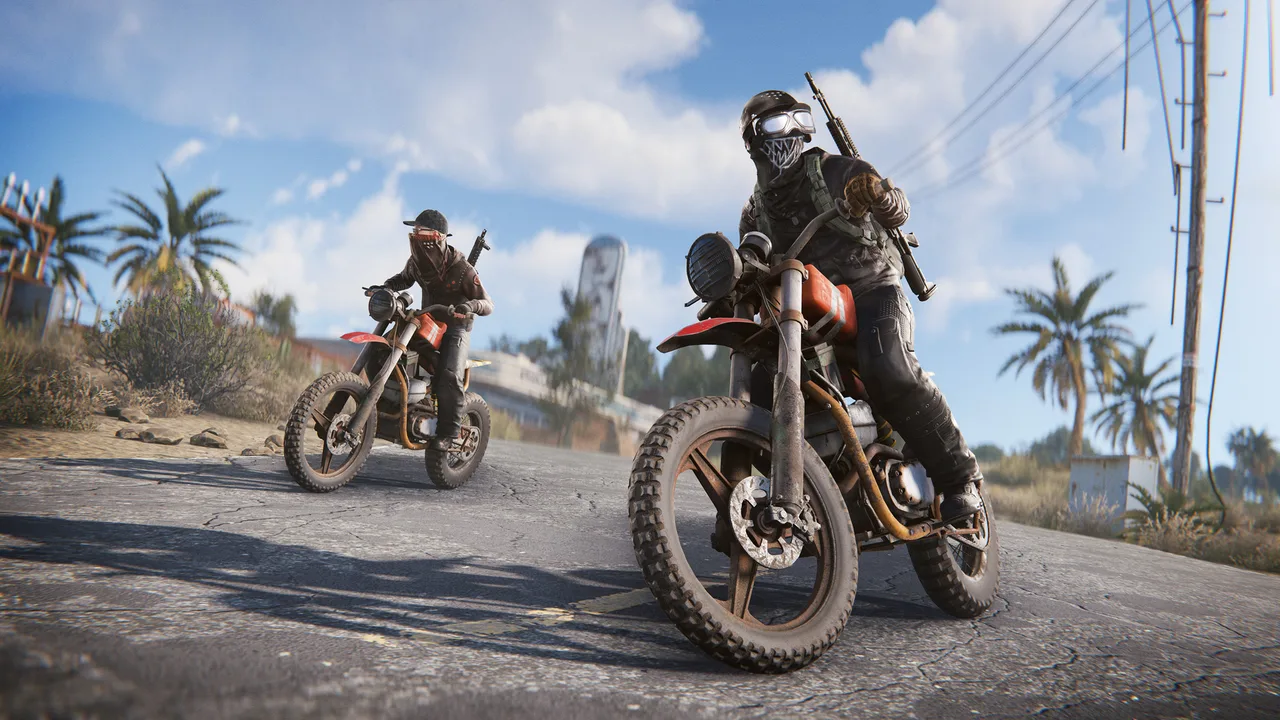 Два игрока Rust в масках и шлемах едут на мотоциклах по асфальтовой дороге с пальмами — мотоцикл заправляют низкосортом