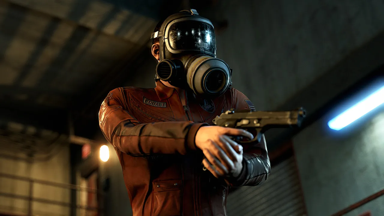 Обитатель тоннелей Rust в оранжевом комбинезоне и противогазе целится из пистолета M92 под лампами подземного перехода