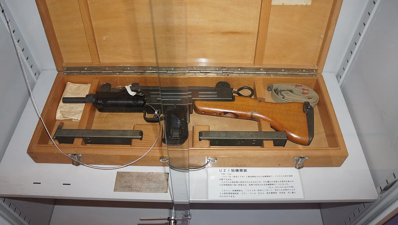 Ранний UZI калибра 9 мм с деревянным прикладом и двумя магазинами в музейном ящике японской авиабазы Нара