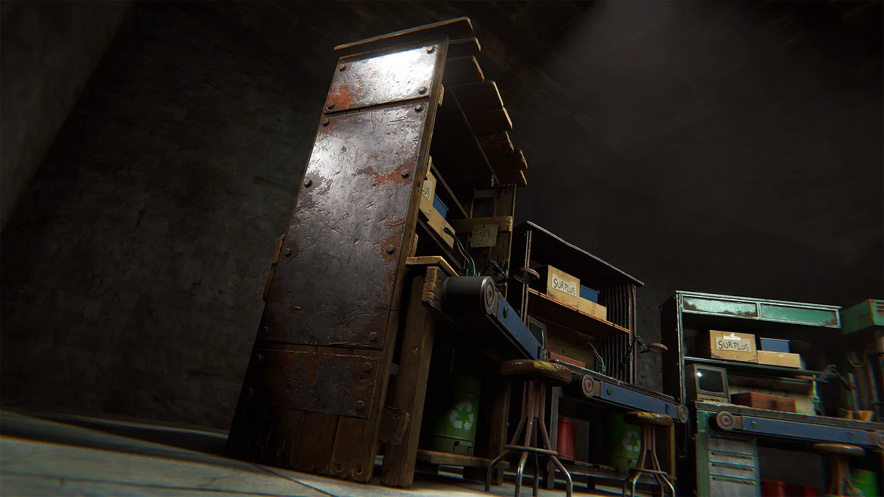 Верстак третьего уровня в Rust с установленными апгрейдами: металлический стол с инструментами и подсветкой в помещении базы