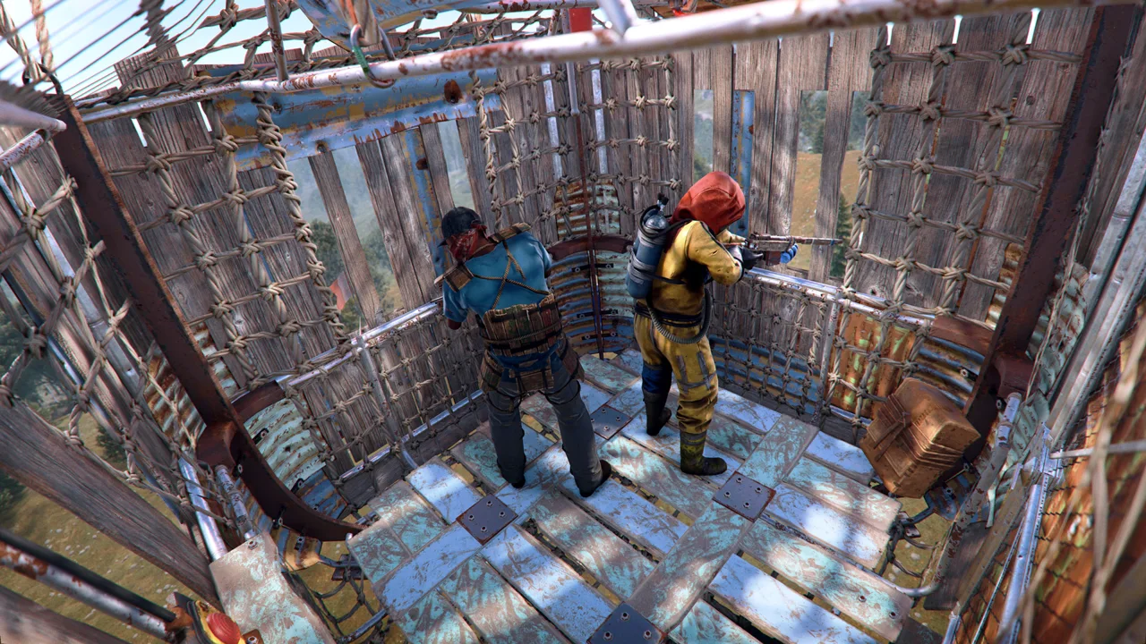 Двое игроков Rust целятся из бронированной корзины воздушного шара, у борта стоит ящик для лута на 12 слотов