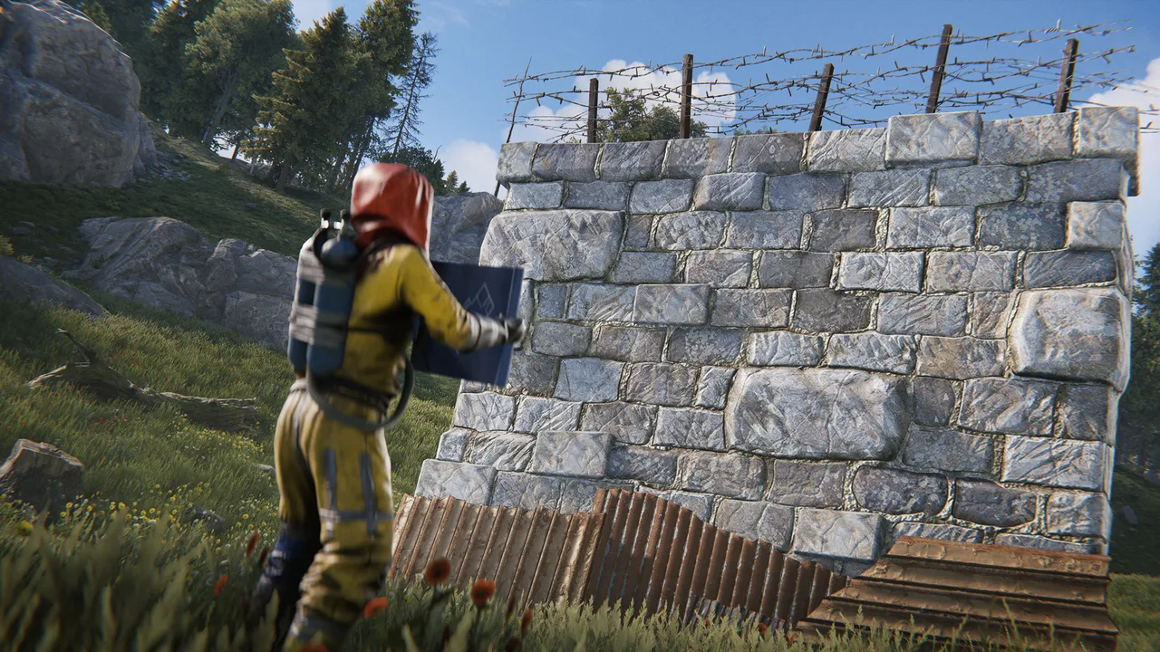 Игрок Rust устанавливает высокую внешнюю каменную стену вокруг базы — периметр, за которым обычно и размещают автотурели